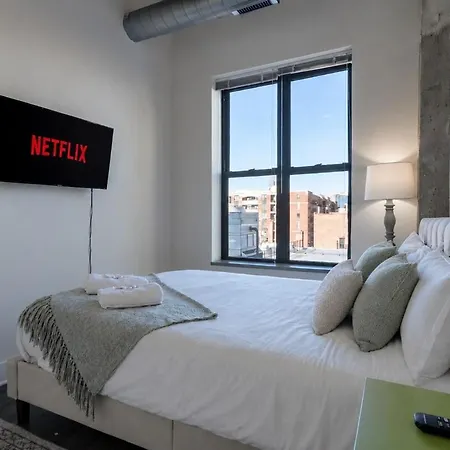 South Loop 2br Retreat With Skyline View And Optional Parking For 8 Guests Near Mccormick Place And Soldier Field *