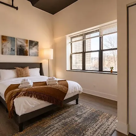 Mccormick Place 2br Spacious Corner Unit With Optional Parking Sleeps 6 Guests Near Soldier Field And Grant Park Apartment Chicago
