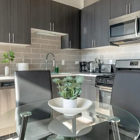 Mccormick Place Beautiful 2br With Optional Parking Sleeps Up To 8 Near Soldier Field, Grant Park And Lakefront Trail