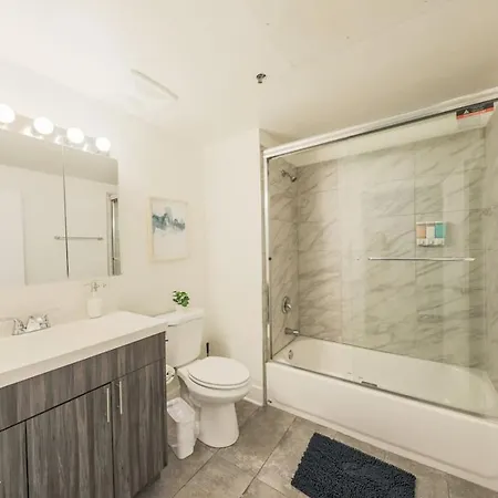 Mccormick Place Beautiful 2br With Optional Parking Sleeps Up To 8 Near Soldier Field, Grant Park And Lakefront Trail *