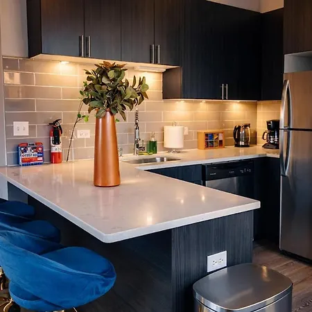 Mccormick Place 2br Spacious Corner Unit With Optional Parking Sleeps 6 Guests Near Soldier Field And Grant Park