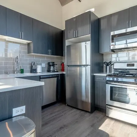 Mccormick Place Stylish Corner With Optional Parking And Gym Access Sleep 6 In South Loop Apartment