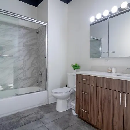 Mccormick Place Stylish Corner With Optional Parking And Gym Access Sleep 6 In South Loop Apartment Chicago