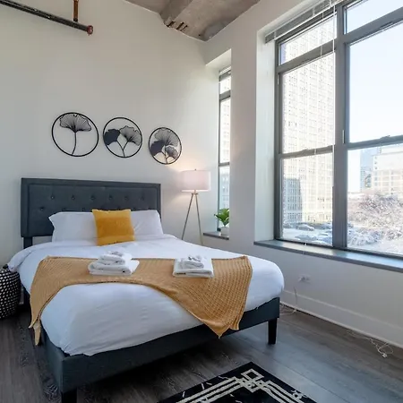 Mccormick Place Stylish Corner With Optional Parking And Gym Access Sleep 6 In South Loop