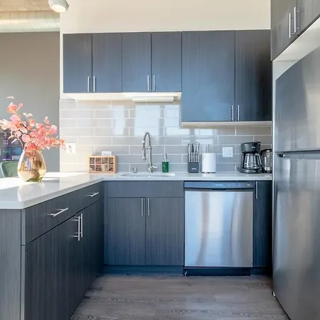 Mccormick Place Stylish Corner With Optional Parking And Gym Access Sleep 6 In South Loop Apartment