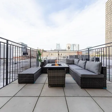 Apartment Mccormick Place 2br With Patio, Skyline View And Optional Parking Sleeps 6 Near Soldier Field And Grant Park Chicago