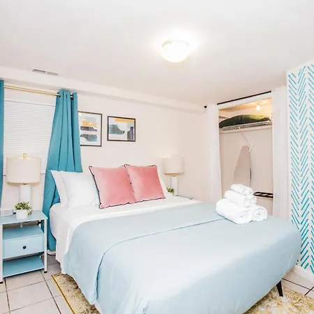Walk To Train L Near Attractions And Ord L Free Parking L Patio *