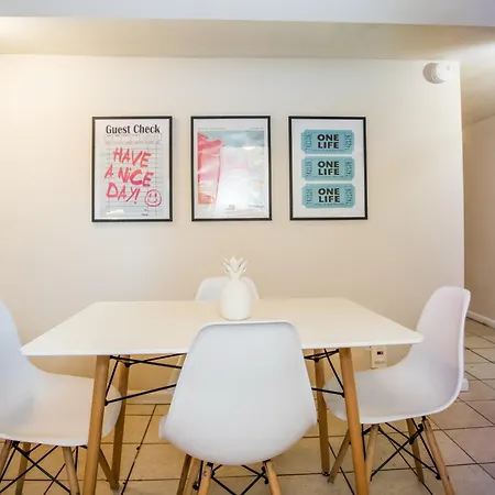 Walk To Train L Near Attractions And Ord L Free Parking L Patio *