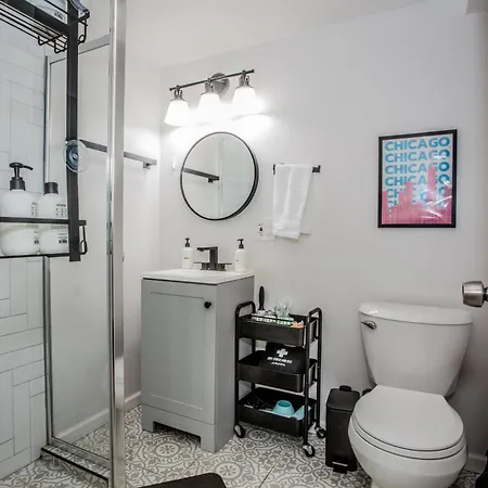 Walk To Train L Near Attractions And Ord L Free Parking L Patio Apartment *