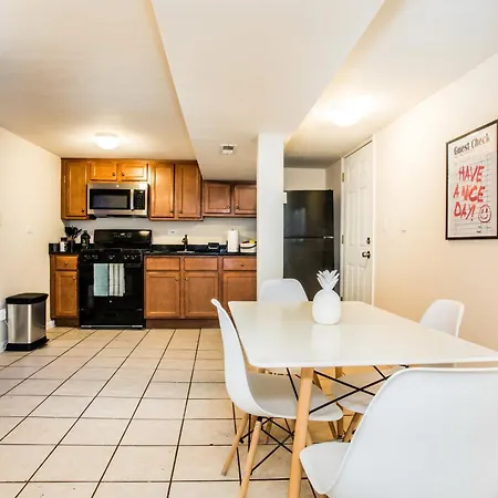 Apartment Walk To Train L Near Attractions And Ord L Free Parking L Patio *