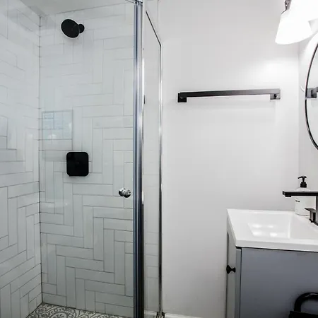 Walk To Train L Near Attractions And Ord L Free Parking L Patio Apartment