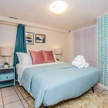 Apartment Walk To Train L Near Attractions And Ord L Free Parking L Patio *