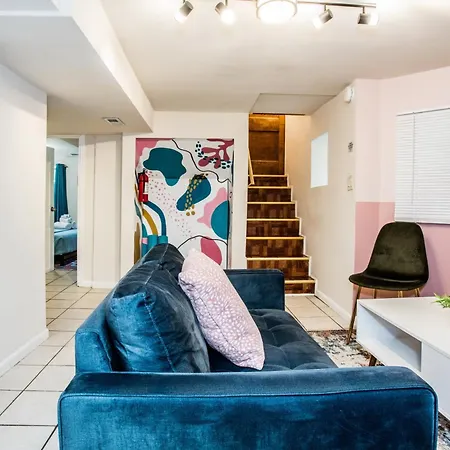 Walk To Train L Near Attractions And Ord L Free Parking L Patio Apartment *