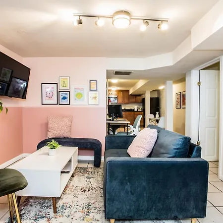 Apartment Walk To Train L Near Attractions And Ord L Free Parking L Patio