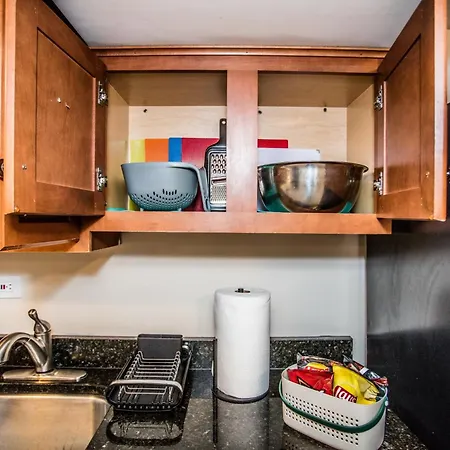 Walk To Train L Near Attractions And Ord L Free Parking L Patio *