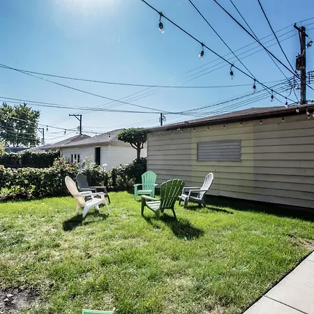 Apartment Walk To Train L Near Attractions And Ord L Free Parking L Patio *