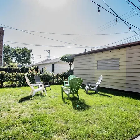Apartment Walk To Train L Near Attractions And Ord L Free Parking L Patio
