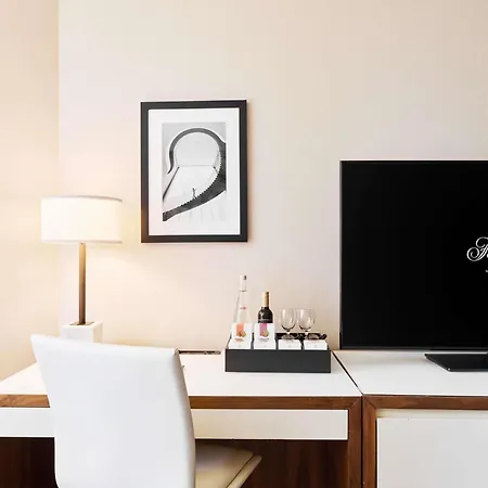 Fairmont Millennium Park 4*
