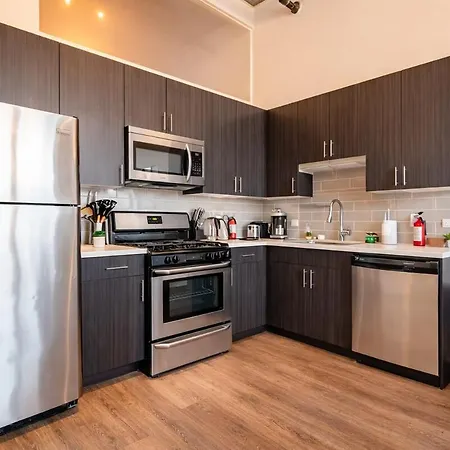 Modern 2br Loft With Amazing Skyline View And Optional Parking For 8 Guests Near Mccormick Place And Soldier Field Chicago