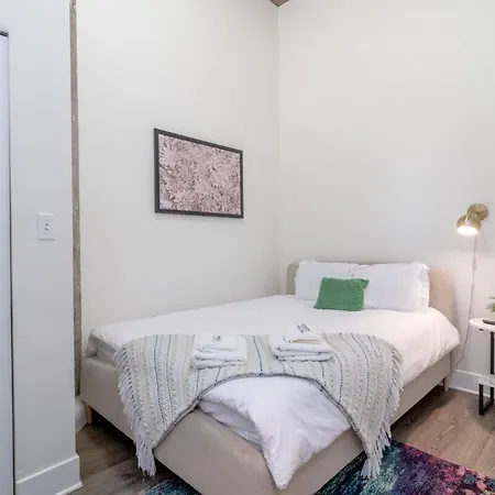 Mccormick Place 3br Luxury Penthouse Duplex With Personal Rooftop And Optional Parking For 8 Guests In South Loop Apartment