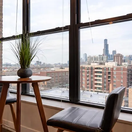 Modern 2br Loft With Amazing Skyline View And Optional Parking For 8 Guests Near Mccormick Place And Soldier Field Apartment