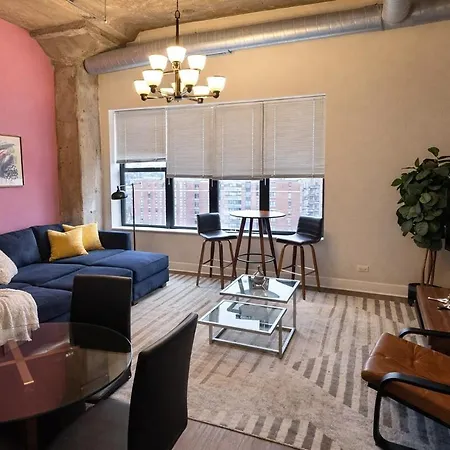 Modern 2br Loft With Amazing Skyline View And Optional Parking For 8 Guests Near Mccormick Place And Soldier Field Chicago