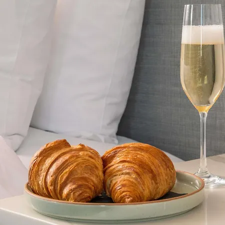 Sofitel Magnificent Mile Hotel 5*