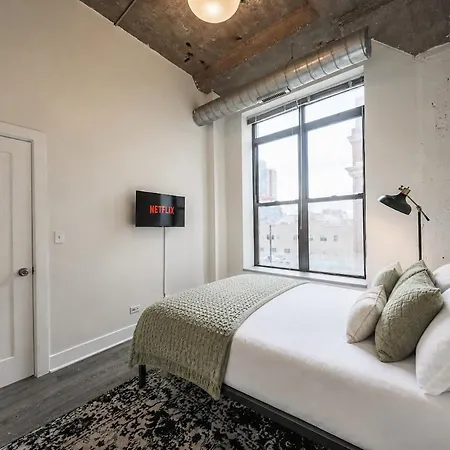 Apartment 2br Retreat With Optional Parking And Gym Access Near Mccormick Place And Soldier Field