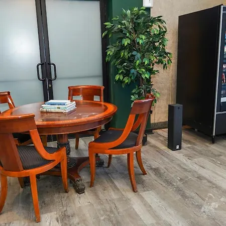 Massive 6br Luxury Sleeps 12 Guests With Jacuzzi & Pool Table Perfect Group And Optional Parking Near Mccormick Place & Soldier Field Apartment Chicago