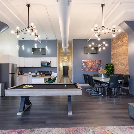Massive 6br Luxury Sleeps 12 Guests With Jacuzzi & Pool Table Perfect Group And Optional Parking Near Mccormick Place & Soldier Field Chicago