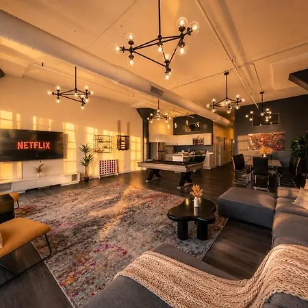 Massive 6br Luxury Sleeps 12 Guests With Jacuzzi & Pool Table Perfect Group And Optional Parking Near Mccormick Place & Soldier Field * Chicago