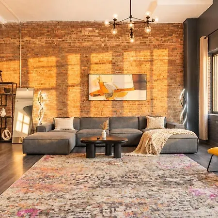 Massive 6br Luxury Sleeps 12 Guests With Jacuzzi & Pool Table Perfect Group And Optional Parking Near Mccormick Place & Soldier Field