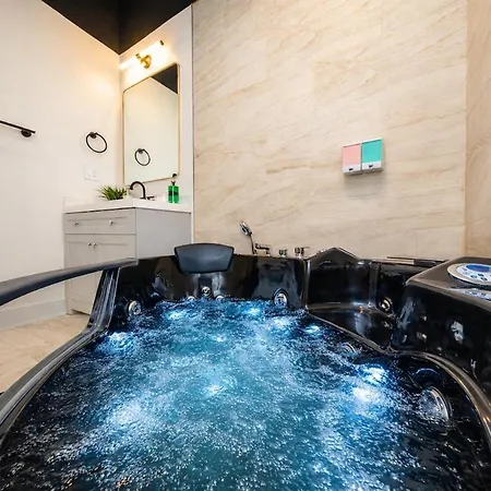Massive 6br Luxury Sleeps 12 Guests With Jacuzzi & Pool Table Perfect Group And Optional Parking Near Mccormick Place & Soldier Field Apartment *