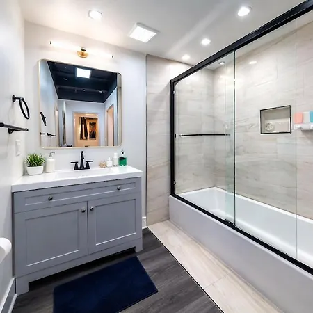 Massive 6br Luxury Sleeps 12 Guests With Jacuzzi & Pool Table Perfect Group And Optional Parking Near Mccormick Place & Soldier Field * Chicago