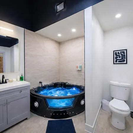 Massive 6br Luxury Sleeps 12 Guests With Jacuzzi & Pool Table Perfect Group And Optional Parking Near Mccormick Place & Soldier Field Apartment *