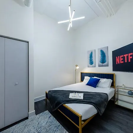 Massive 6br Luxury Sleeps 12 Guests With Jacuzzi & Pool Table Perfect Group And Optional Parking Near Mccormick Place & Soldier Field Apartment Chicago