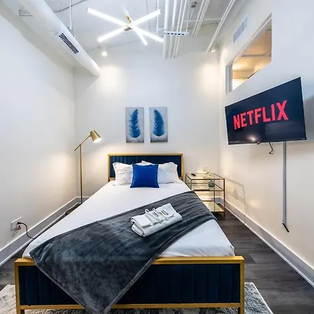 Apartment Massive 6br Luxury Sleeps 12 Guests With Jacuzzi & Pool Table Perfect Group And Optional Parking Near Mccormick Place & Soldier Field Chicago