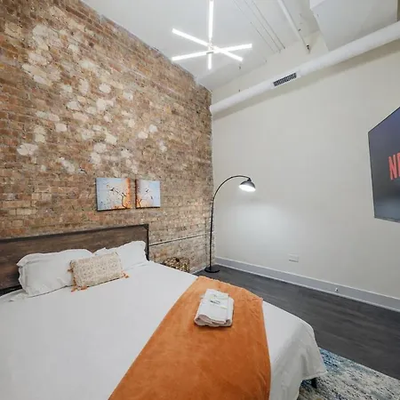 Massive 6br Luxury Sleeps 12 Guests With Jacuzzi & Pool Table Perfect Group And Optional Parking Near Mccormick Place & Soldier Field Chicago