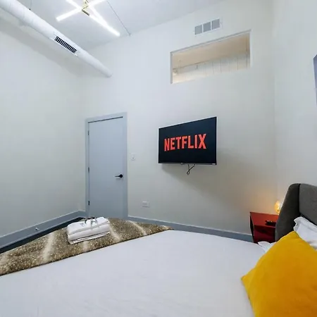 Apartment Massive 6br Luxury Sleeps 12 Guests With Jacuzzi & Pool Table Perfect Group And Optional Parking Near Mccormick Place & Soldier Field Chicago