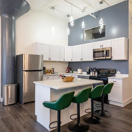 Massive 6br Luxury Sleeps 12 Guests With Jacuzzi & Pool Table Perfect Group And Optional Parking Near Mccormick Place & Soldier Field Chicago