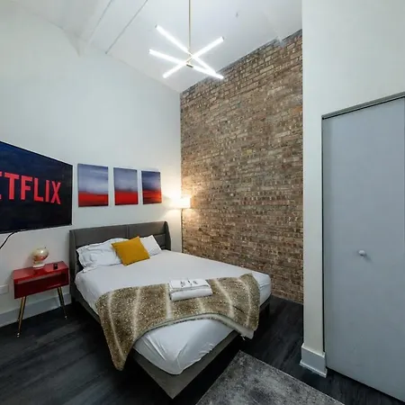 Massive 6br Luxury Sleeps 12 Guests With Jacuzzi & Pool Table Perfect Group And Optional Parking Near Mccormick Place & Soldier Field * Chicago