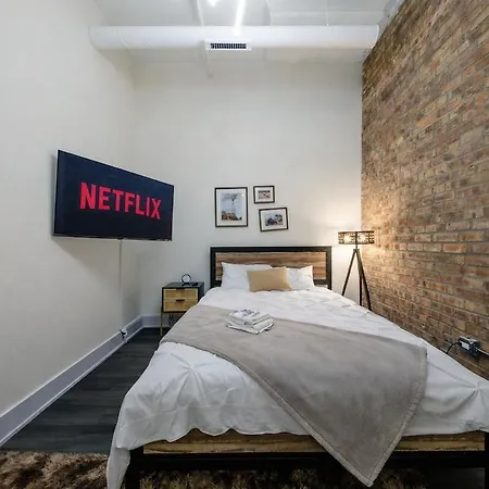 Massive 6br Luxury Sleeps 12 Guests With Jacuzzi & Pool Table Perfect Group And Optional Parking Near Mccormick Place & Soldier Field Apartment