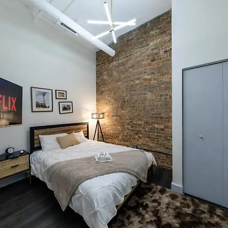 Massive 6br Luxury Sleeps 12 Guests With Jacuzzi & Pool Table Perfect Group And Optional Parking Near Mccormick Place & Soldier Field Apartment *