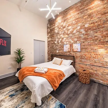 Massive 6br Luxury Sleeps 12 Guests With Jacuzzi & Pool Table Perfect Group And Optional Parking Near Mccormick Place & Soldier Field Apartment Chicago