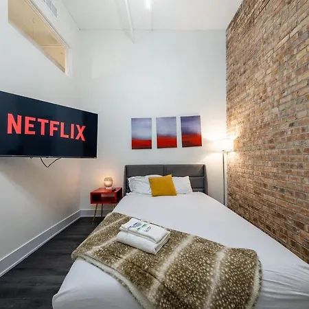 Massive 6br Luxury Sleeps 12 Guests With Jacuzzi & Pool Table Perfect Group And Optional Parking Near Mccormick Place & Soldier Field Chicago