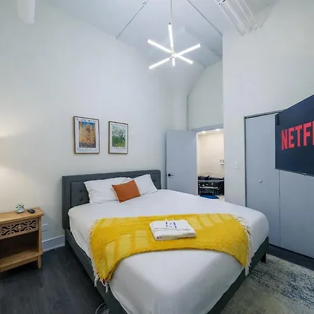 Massive 6br Luxury Sleeps 12 Guests With Jacuzzi & Pool Table Perfect Group And Optional Parking Near Mccormick Place & Soldier Field Apartment Chicago