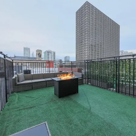Spacious 2br On Michigan Ave With Private Patio, Optional Parking & Gym Near Mccormick Convention Center, Soldier Field And Grant Park Chicago