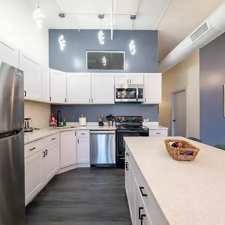 Massive 6br Luxury Sleeps 12 Guests With Jacuzzi & Pool Table Perfect Group And Optional Parking Near Mccormick Place & Soldier Field * Chicago