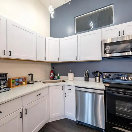 Apartment Massive 6br Luxury Sleeps 12 Guests With Jacuzzi & Pool Table Perfect Group And Optional Parking Near Mccormick Place & Soldier Field *