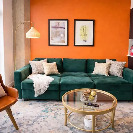 Spacious 2br On Michigan Ave With Private Patio, Optional Parking & Gym Near Mccormick Convention Center, Soldier Field And Grant Park *